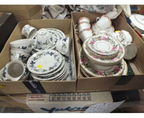 TWO BOXES OF DOULTON AND ROYAL WORCESTER CHINA TO INCLUDE ROYAL DOULTON DARJEELING, ROYAL WORCESTER ROYAL GARDEN ETC