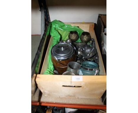 A TRAY OF ASSORTED METALWARE TO INCLUDE A SILVER PLATED SERVING TRAY, FLATWARE ETC. 
