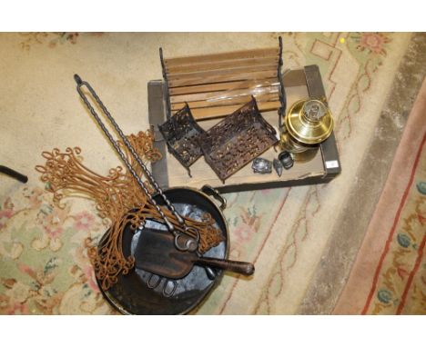 A QUANTITY OF ASSORTED METALWARE TO INCLUDE MINIATURE GARDEN BENCHES, COAL BUCKET, OIL LAMP ETC