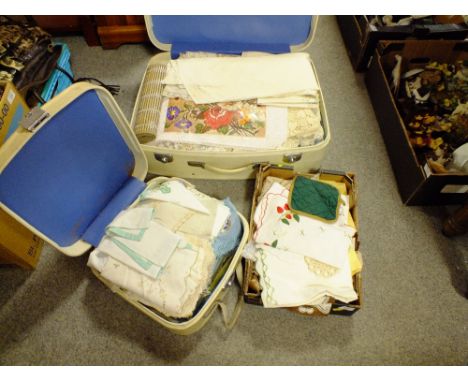 A QUANTITY OF VINTAGE LINEN