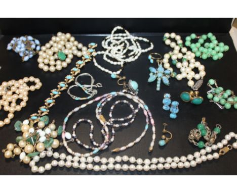 A COLLECTION OF JADE, PEARL AND TURQUOISE STYLE JEWELLERY ETC. TO INCLUDE A PAIR OF YELLOW METAL SCARAB BEETLE CARVED EARRING