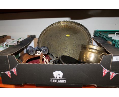 A TRAY OF VINTAGE METALWARE TO INCLUDE BRASS CHARGERS, VINTAGE CASED IMPERIAL BINOCULARS ETC. 