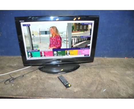 A TOSHIBA 32AV713 32in TV WITH REMOTE AND MANUAL (PAT pass and working)