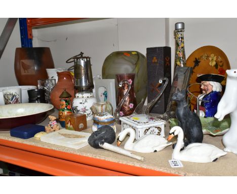A GROUP OF CERAMICS, GLASS AND SUNDRY ITEMS, to include a Portmeirion Starfire Collection bowl, a Knightia fish fossil, a Lom