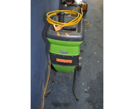 A PERFORMANCE PWR2100SA QUIET GARDEN SHREDDER with push stick (PAT pass and working)