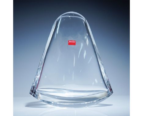 A striking example of Baccarat's innovative artistry, the Metronome vase features a sleek, tapered silhouette inspired by the