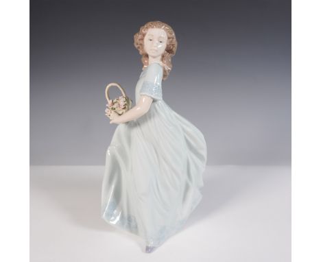 Sculpted by Regino Torrijos, Spring Enchantment (Spanish title: Regreso del Jardin) was issued in 1996 and retired in 2004. T