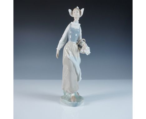 Capturing the essence of European tradition, this Lladro porcelain figurine titled Dutch Girl, model number 1004860, was scul