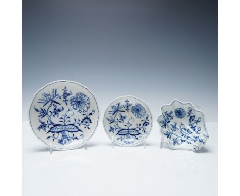 A set of three Meissen porcelain dishes in the classic Blue Onion (Zwiebelmuster) pattern, featuring intricate cobalt blue fl
