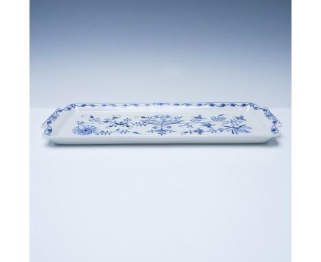 A fine Meissen Blue Onion rectangular tray featuring a classic cobalt blue floral pattern on white china, accented with scall