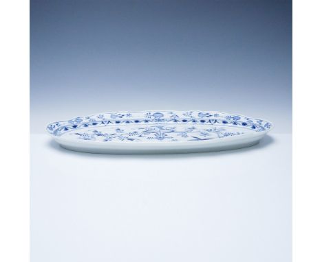 A fine Meissen porcelain platter featuring the iconic Blue Onion pattern, meticulously hand-painted in cobalt blue. The desig