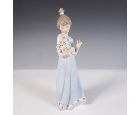 Charming porcelain figurine titled Spring Token by Lladro, model number 1005604. Sculpted by Juan Huerta and issued in 1989, 