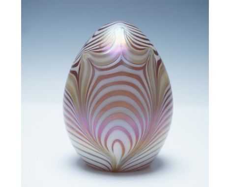 A stunning Vandermark art glass egg paperweight, signed and dated 1976. This exceptional piece features a mesmerizing swirlin