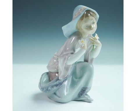 Retired Lladro porcelain figurine titled Little Virgin (Spanish: Virgencita), sculpted by Salvador Debon. Issued in 1991 and 