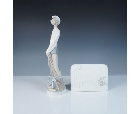 Lladro porcelain figurine of Don Quixote, sculpted by Salvador Furio, accompanied by the Charter Member Plaque 1017601. The f