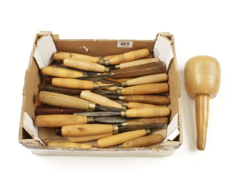 32 carving tools and a mallet G++ 