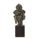 Bronzekopf des Vishnu im Khmer-Stil
