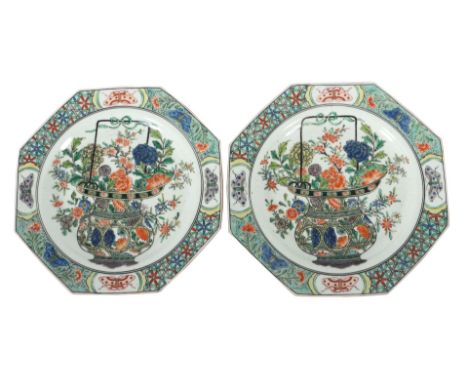 TellerpaarChina, wohl Kangxi Periode (1662-1722), Porzellan, naturfarbener Scherben mit heller Craquelé-Glasur sowie polychro