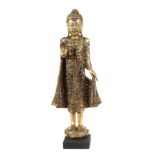 Stehender Buddha im Mandalay-Stil