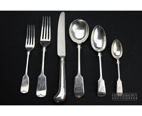 A good set of twelve place silver Fiddle pattern flatware with twelve fine silver pistol handled knives, comprising: 12 pisto