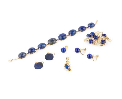 An 18ct gold and lapis lazuli bracelet, set with eight graduated oval cabocchon stones, the clasp stamped 750 and 18k, 19cm l