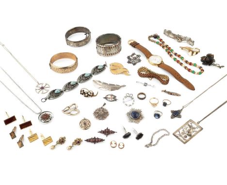 A collection of jewellery, to include a silver hinged bangle with two-colour applied foliate decoration, a garnet brooch, cas