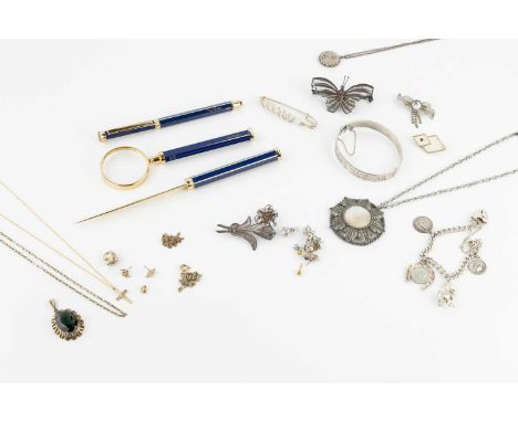 A small collection of jewellery, comprising a yellow metal oval pendant set with a green stone, stamped 333, a 9ct gold cruci