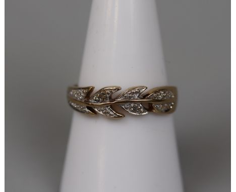 9ct gold diamond set ring - Size: P 