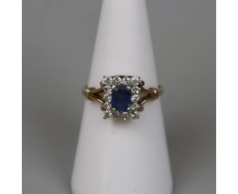 9ct diamond and sapphire set ring - Size: M 