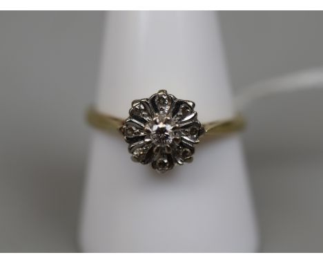 18ct gold diamond cluster ring - Size: S 