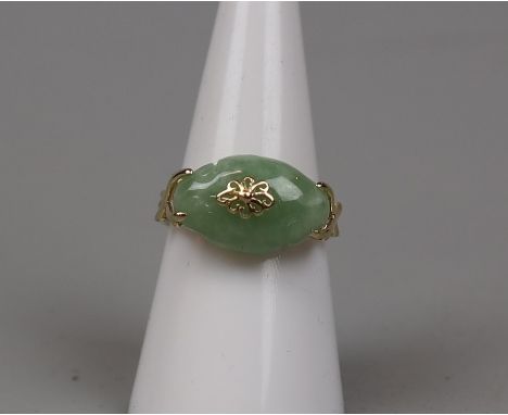 9ct gold jade set ring - Size: O 