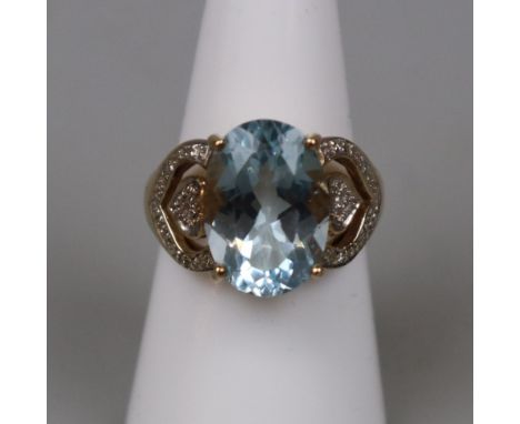 9ct gold blue topaz and diamond set ring - Size: N 