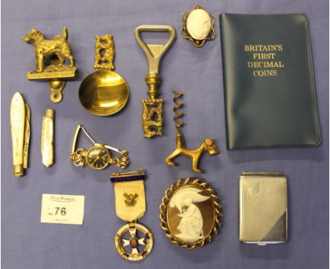 Bag of assorted collectables to include: Steward Masonic Institution for Girls 1936 pendant; cameo brooch; mother-of-pearl si