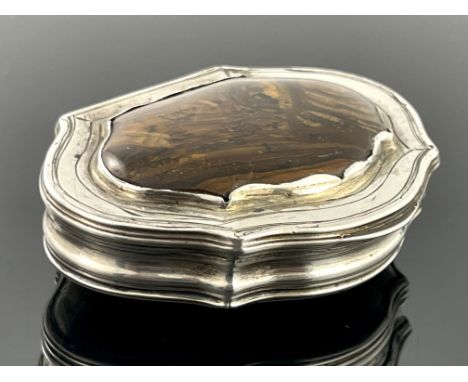 An 18th century silver and agate set snuff box, ogee cartouche form, with fluted edge, the lid set with a polished agate, gil