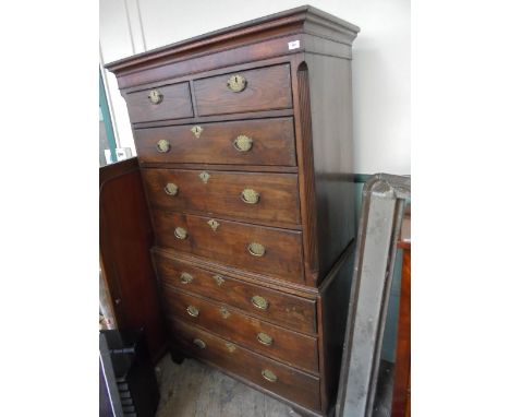 Georgian break-front chest on chest in mixed woods, the upper 2 short and 3 long graduated drawers, the lower similar graduat
