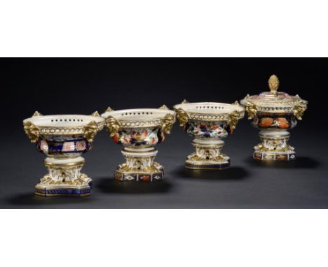 A DERBY WITCHES PATTERN POT POURRI VASE AND COVER AND THREE CONTEMPORARY DERBY POT POURRI VASES OF THE SAME SHAPE, C1825  vas