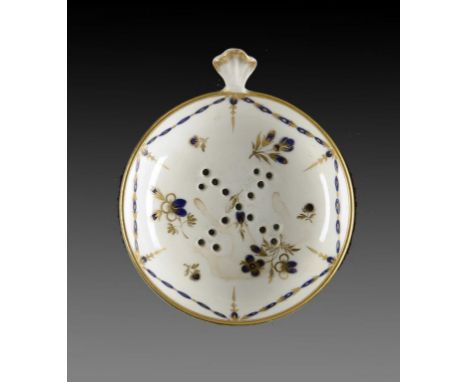 A WORCESTER BLUE AND GILT EGG DRAINER, C1790  with gilt shell handle, 8.5cm diam, open crescent ++Fine condition, no restorat