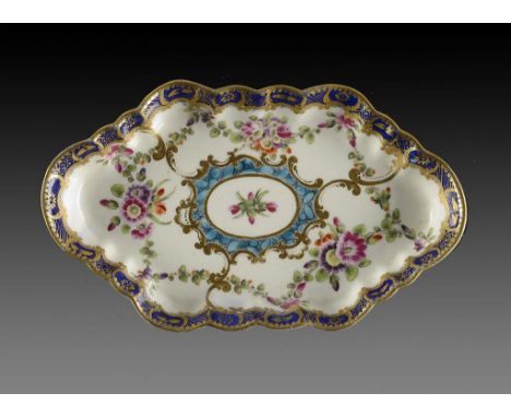 A WORCESTER BLUE BORDERED SPOON TRAY, C1780-85  enamelled with swags around a central bleu celeste and caillouté medallion, 1