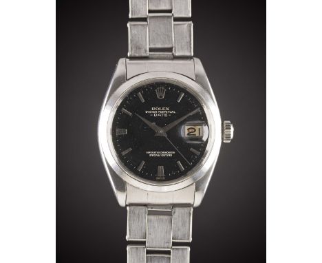 A GENTLEMAN'S STAINLESS STEEL ROLEX OYSTER PERPETUAL DATE BRACELET WATCHCIRCA 1961, REF. 1500 GLOSS BLACK GILT DIAL & DAUPHIN