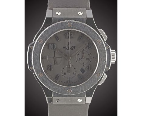 A GENTLEMAN'S BLACK CERAMIC HUBLOT BIG BANG CHRONOGRAPH WRIST WATCH CIRCA 2010, LIMITED EDITION OF 250 PIECES, ACCOMPANIED BY