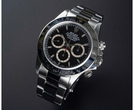 A GENTLEMAN'S STAINLESS STEEL ROLEX OYSTER PERPETUAL COSMOGRAPH DAYTONA BRACELET WATCHCIRCA 1996, REF. 16520 WITH BLACK DIALM