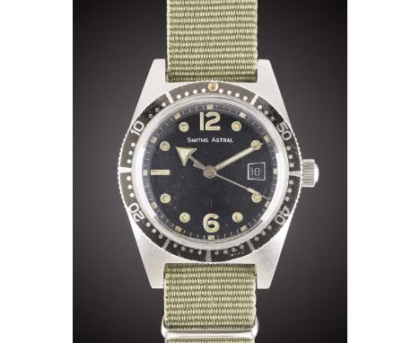 A GENTLEMAN'S STAINLESS STEEL SMITHS ASTRAL "SKIN DIVER" WRIST WATCH CIRCA 1969, REF. CM4501 WITH GLOSS BLACK DIAL & "ARROW" 