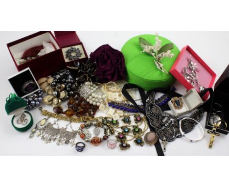 A quantity of vintage and contemporary jewellery to include necklaces, amber-style necklaces, brooches, earrings etc.