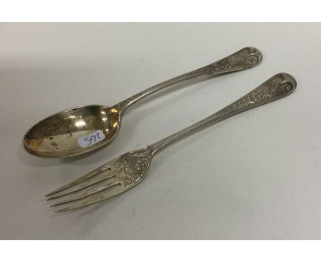 An Edwardian silver christening spoon and fork. London. Approx. 72 grams. Est. £30 - £40.