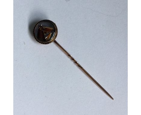 An Essex crystal stick pin depicting a horse. Approx. 3 grams. Est. £150 - £200.