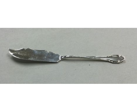 A small silver butter knife of shaped form. Sheffield. By HW. Approx. 14 grams. Est. £10 - £20.