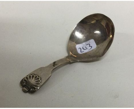 A fiddle pattern silver caddy spoon. London. Approx. 8 grams. Est. £20 - £30.