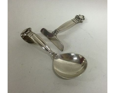 GEORG JENSEN: An unusual silver pusher and spoon of typical form. Approx. 42 grams. Est. £100 - £150.