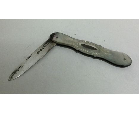 A silver and MOP travelling fruit knife. London 1886. Approx. 24 grams. Est. £30 - £40.