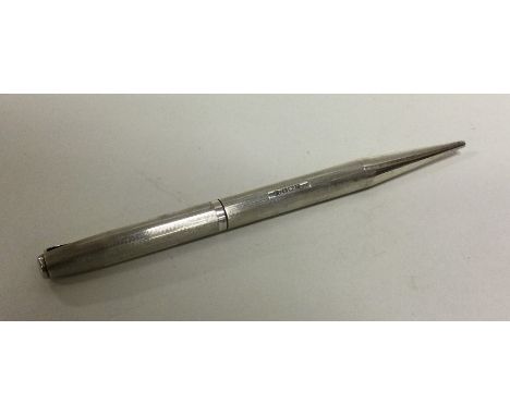 A good quality silver pencil of engine turned design. Birmingham 1964. Approx. 28 grams. Est. £30 - £40.